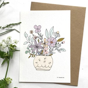 Carte simple, illustration d'un bouquet de fleurs avec enveloppe recyclée