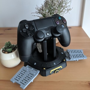Helldivs Controller Ständer | PS4, PS5, PC Gamepad Halter | Schreibtisch & Spielezimmer Dekor | Sci-Fi Gamer Geschenk | Playstation Zubehör Display
