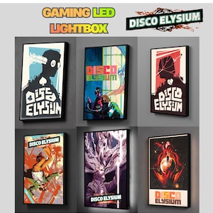 Op de afbeelding: Een collectie van zes rechthoekige gaming LED-lichtbakken met diverse Disco Elysium grafische kunstprints. Elk verticaal frame toont unieke karakterillustraties, levendige kleurenpaletten en de tekst van het Disco Elysium logo.