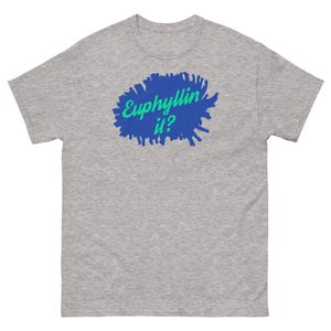 Puede incluir: Camiseta gris con un diseño de salpicaduras azules y el texto "Euphyllin it?" en verde.