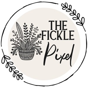 K&ouml;nnte beinhalten: Rundes Logo mit dem Text "THE FICKLE Pixel" in Schwarz. Das Logo zeigt eine schwarz-wei&szlig;e Illustration einer Topfpflanze, umgeben von einem schwarzen Umriss und dekorativen Bl&auml;ttern.