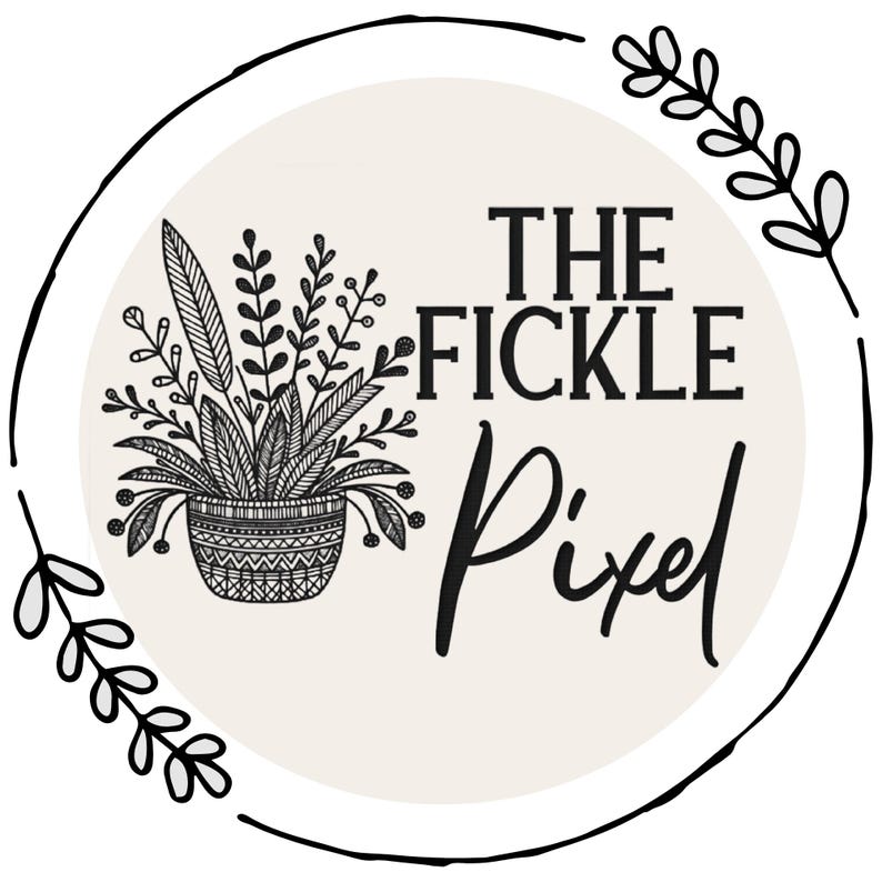 K&ouml;nnte beinhalten: Rundes Logo mit dem Text "THE FICKLE Pixel" in Schwarz. Das Logo zeigt eine schwarz-wei&szlig;e Illustration einer Topfpflanze, umgeben von einem schwarzen Umriss und dekorativen Bl&auml;ttern.