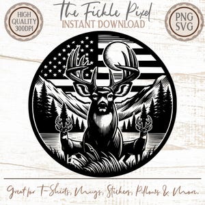 Pode incluir: Gráfico a preto e branco de um veado com grandes chifres, contra um fundo da bandeira americana e montanhas. O design circular inclui o texto "The Fickle Pixel" e "Instant Download". Ideal para camisetas, canecas, adesivos e almofadas.