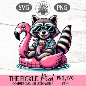Relaksujący szop w pływającym flamingu SVG PNG | Urocze letnie zwierzęce cliparty do rękodzieła, koszulek, kubków i nie tylko | Natychmiastowe pobieranie, wykorzystanie komercyjne