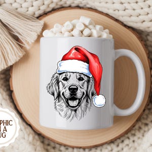 Op de afbeelding: Witte keramische mok met een illustratie van een Golden Retriever met een kerstmuts. De mok is gevuld met marshmallows en staat op een houten onderzetter. De tekst "GRAPHIC ON A MUG" staat linksonder.