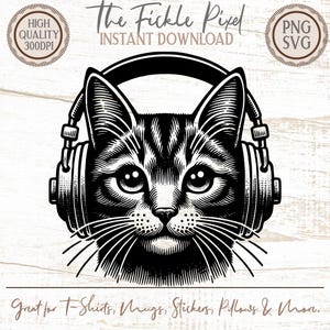Puede incluir: Ilustración en blanco y negro de un gato con auriculares. El gato tiene detalles de pelaje y bigotes. El texto incluye "The Fickle Pixel" y "Instant Download". También incluye "Great for T-Shirts, Mugs, Stickers, Pillows & More."