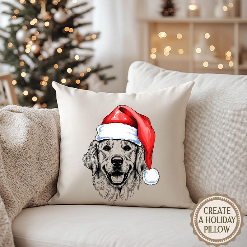 Op de afbeelding: Een beige vierkant kussen met een gedetailleerde illustratie van een Golden Retriever met een rode en witte kerstmuts. Het gezicht van de hond is gecentreerd, met een vrolijke uitdrukking. Het kussen ligt op een witte bank.