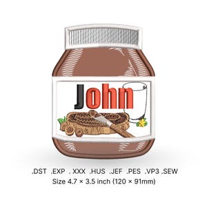 Peut inclure: Patch brodé représentant un pot de pâte à tartiner au chocolat brun avec un couvercle blanc. L'étiquette indique "John" et présente une image de dessin animé d'un steak avec un couteau et une fourchette. Le patch mesure 120 mm par 91 mm.