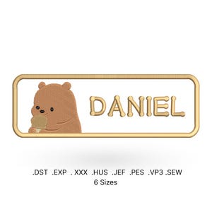 Pode incluir: Etiqueta de nome bordada com o nome "DANIEL" em fio dourado. Um urso marrom segurando um sorvete está à esquerda. A etiqueta é emoldurada em uma borda dourada. Inclui formatos de arquivo e tamanhos.