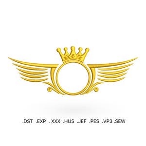 Puede incluir: Diseño de bordado dorado con una corona y alas con un marco circular en el centro. El diseño es adecuado para máquinas de bordar e incluye formatos de archivo: .DST, .EXP, .XXX, .HUS, .JEF, .PES, .VP3, .SEW.