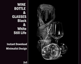 Elegante botella de vino envuelta en papel con copas vacías sobre fondo negro