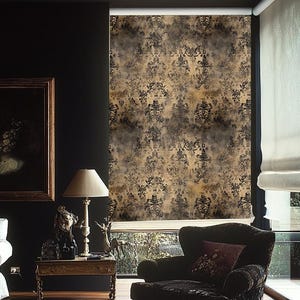 Könnte beinhalten: Ein Wohnzimmer mit dunklen Wänden, einem gemusterten Fensterrollo und einem gerahmten Porträt. Ein weißes Sofa mit schwarzen Kissen, ein hölzerner Beistelltisch mit einer Lampe und ein gemusterter Teppich sind ebenfalls zu sehen. Ein gepolsterter Sessel steht in der Nähe des Fensters.