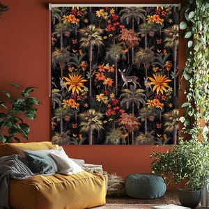Può includere: Una tenda a rullo nera con un motivo di giungla tropicale. Il design include palme, cervi e fiori colorati nei toni dell'arancione, giallo e verde. La tenda è montata su una parete sopra una poltrona gialla.