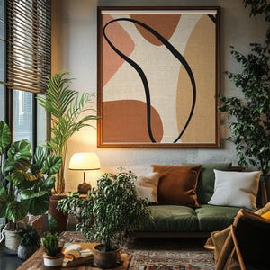 Può includere: Un interno di soggiorno con un divano verde, un tavolino da caffè in legno e un grande dipinto astratto con forme marroni, beige e nere. La stanza è decorata con piante e una lampada.