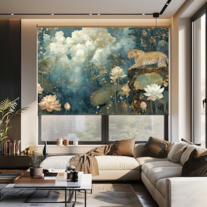 Può includere: Una tenda decorativa per finestre con una scena serena con un leopardo, fiori di loto e foglie di ninfea. L'opera d'arte ha una tavolozza di colori verde acqua e oro, creando un'atmosfera artistica. Adatto per l'arredamento della casa.