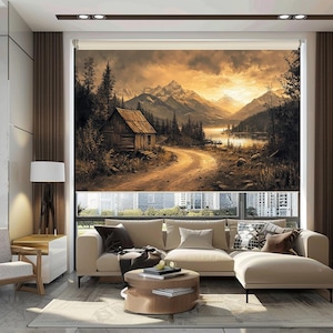Könnte beinhalten: Ein Panorama-Rollo mit einem Landschaftsgemälde, das eine Hütte, eine kurvenreiche Straße und Berge unter einem Sonnenuntergangshimmel zeigt. Vor dem Fenster befindet sich ein beiges Ecksofa und ein runder Couchtisch.