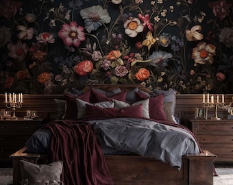 Peut inclure: Une chambre avec un lit en bois foncé, une literie grise et des oreillers et une couverture bordeaux. Un papier peint floral foncé avec de grandes fleurs en arrière-plan. Des tables de chevet avec des bougeoirs encadrent le lit.