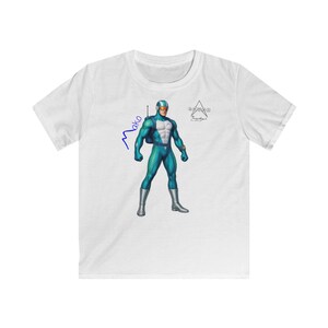 T-shirt Softstyle pour enfants - T-shirt pour enfants inspiré du super-héros Mako, ligne Adven par Massimo Scarpati, design de personnage de livre, t-shirt de livre pour enfants,