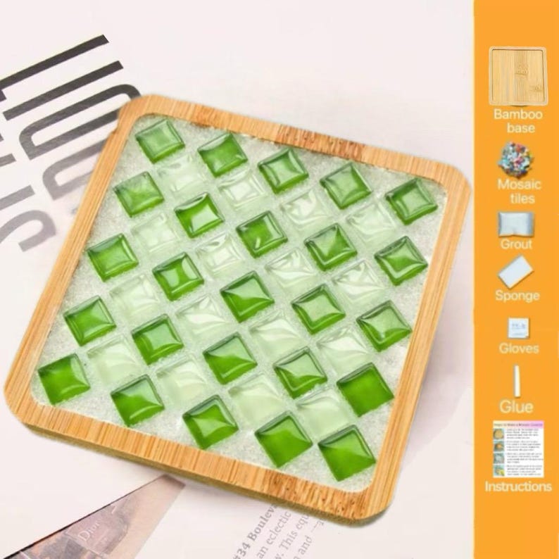 Pode incluir: Uma bandeja quadrada de bambu contendo uma grade de pequenas pe&ccedil;as de mosaico de vidro verde transl&uacute;cido fixadas com argamassa branca. A bandeja possui uma moldura de madeira clara. &Agrave; direita, uma lista vertical exibe os componentes: base de bambu, pe&ccedil;as de mosaico, argamassa, esponja, luvas, cola e instru&ccedil;&otilde;es.