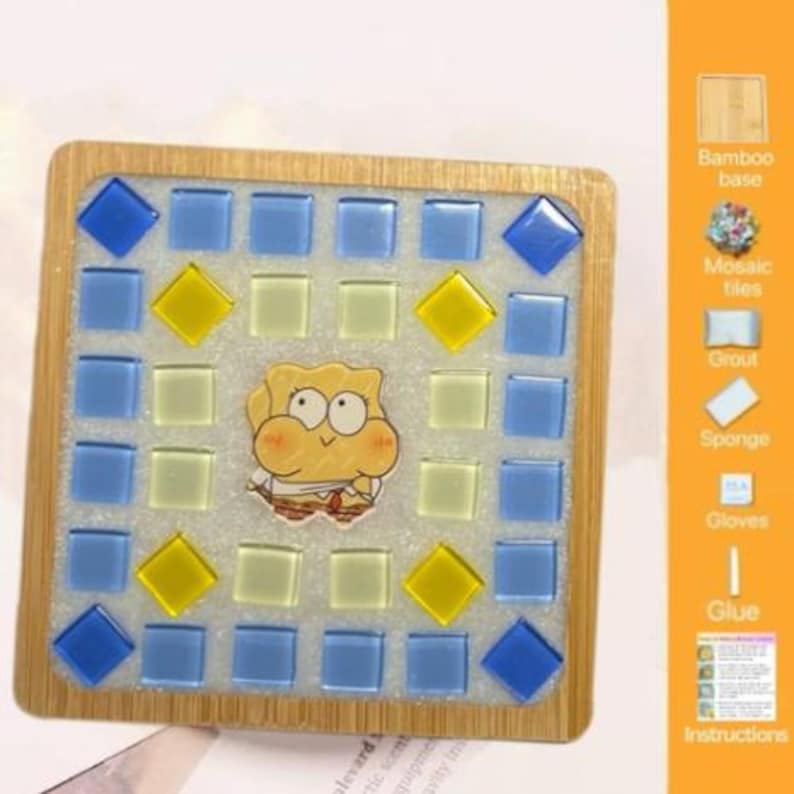 Pode incluir: Um kit de porta-copos quadrado de bambu com uma personagem de desenho animado central rodeada por um padr&atilde;o de mosaico de azulejos de vidro azuis e amarelos sobre argamassa branca. O kit inclui base de bambu, azulejos, argamassa, esponja, luvas, cola e instru&ccedil;&otilde;es.