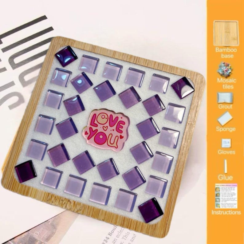 Pode incluir: Uma bandeja quadrada de bambu contendo um kit de artesanato em mosaico com azulejos de vidro roxos dispostos sobre uma superf&iacute;cie branca. Um emblema rosa central apresenta o texto LOVE YOU em letras vermelhas. O kit inclui base de bambu, azulejos, argamassa, esponja, luvas, cola e instru&ccedil;&otilde;es.