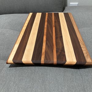 Speziell angefertigtes Schneidebrett aus Walnuss, Kirschbaum und Ahorn. Board misst 15 &quot;x 9 1/2&quot; x 3/4 &quot;.