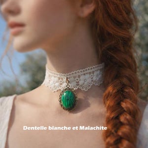 May include: A white lace choker necklace featuring a central oval pendant with a green malachite stone set in an ornate antique brass-colored metal frame. The text "Dentelle blanche et Malachite" is visible at the bottom of the image.