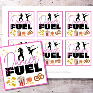 Puede incluir: Tarjetas imprimibles rosas y blancas de Dancer Fuel con una silueta de bailarina, palomitas de maíz, pretzels y manzanas. El texto "Dancer Fuel" está en rosa y negro. El logotipo de Muddy Princess Thread Co. está en la esquina.