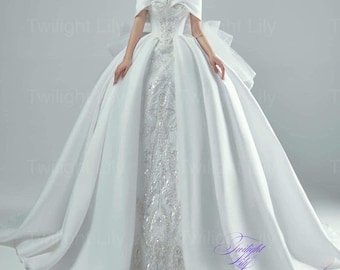 Belli schulterfreies Brautkleid aus weißem Satin in Ballkleidform mit funkelnder Spitze und Tropfenärmeln