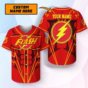 Puede incluir: Una camiseta de béisbol roja con un emblema de rayo amarillo y el texto FLASH en la parte delantera. La parte trasera muestra un gran logotipo de rayo amarillo y el texto YOUR NAME. El diseño incluye un gráfico de torso musculoso y detalles amarillos.