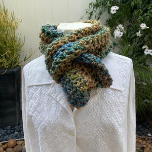 Green Blue Infinity Crochet Cowl Scarf, Christmas Gift, Holiday Gift, Mobius Scarf, Winter Scarf image 2