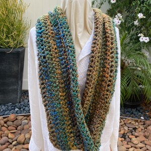 Green Blue Infinity Crochet Cowl Scarf, Christmas Gift, Holiday Gift, Mobius Scarf, Winter Scarf image 3