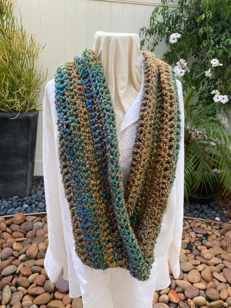 Green Blue Infinity Crochet Cowl Scarf, Christmas Gift, Holiday Gift, Mobius Scarf, Winter Scarf image 3