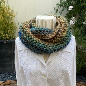 Green Blue Infinity Crochet Cowl Scarf, Christmas Gift, Holiday Gift, Mobius Scarf, Winter Scarf image 1