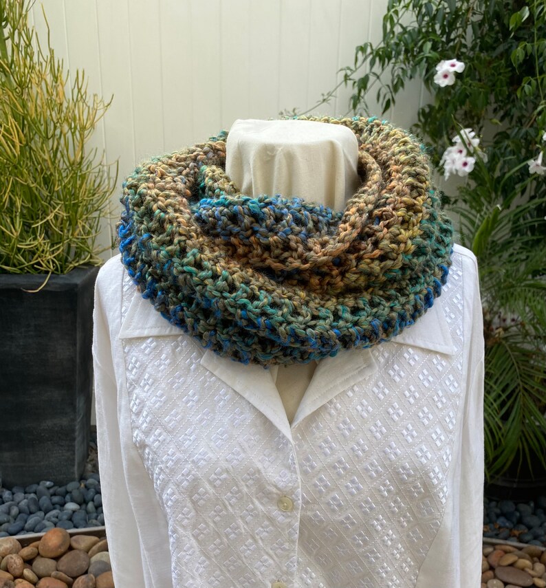 Green Blue Infinity Crochet Cowl Scarf, Christmas Gift, Holiday Gift, Mobius Scarf, Winter Scarf image 1