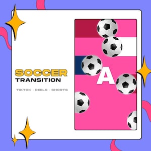 Pu&ograve; includere: Una grafica digitale con il testo SOCCER TRANSITION TIKTOK REELS SHORTS e una grande lettera A bianca. Il design include diversi palloni da calcio bianchi e neri disposti su uno sfondo a strisce orizzontali rosa, bianche e blu scuro.