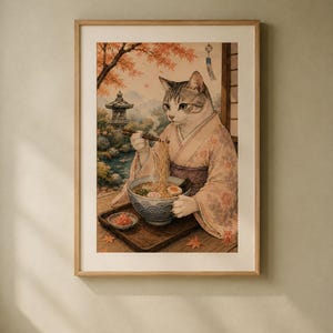 Peut inclure: Une impression d'art encadrée représentant un chat tigré vêtu d'un kimono à motifs floraux, assis à une table en bois et mangeant un bol de ramen avec des baguettes. L'arrière-plan montre un jardin japonais avec des érables et une lanterne.
