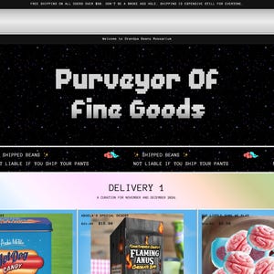Könnte beinhalten: Ein Screenshot einer Website mit schwarzem Hintergrund und weißen Sternen sowie dem Text "Purveyor of Fine Goods". Die Website verkauft eine Auswahl an ausgefallenen Süßwaren, darunter eine Dose "Hot Dog Candy" und eine Schachtel "Flaming Anus Chocolate Bar".