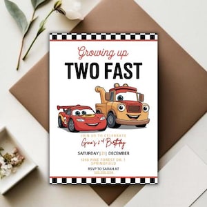 Pode incluir: Convite de aniversário com a frase "Growing up TWO FAST" e ilustrações de um carro de corrida vermelho e um reboque amarelo. O convite inclui detalhes do evento, como data, hora e local.