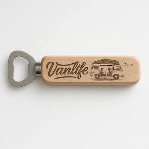 Peut inclure: Décapsuleur en bois avec un ouvre-bouteille en métal argenté. Le manche en bois est gravé du mot "Vanlife" et d'un dessin d'un camping-car avec deux personnes à l'intérieur. Deux oiseaux sont également gravés sur le manche.