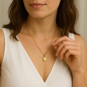 Collar con sobre personalizado – Mensaje secreto grabado – Regalo sentimental en acabado dorado
