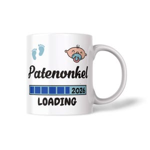 Może przedstawiać: Biały ceramiczny kubek z uchwytem, ​​z odciskami stóp dziecka i kreskówkowym dzieckiem ze smoczkiem. Kubek ma napis "Patenonkel" nad grafiką paska ładowania z rokiem "2026" i słowem "LOADING" poniżej.