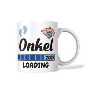 Może przedstawiać: Biały ceramiczny kubek z napisem "Onkel" czarnym pismem, grafiką dziecka i niebieskimi odciskami stóp. Kubek posiada również pasek ładowania i rok 2026. Słowo "LOADING" jest wydrukowane poniżej.