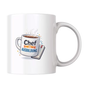 Può includere: Tazza in ceramica bianca con manico, con un'illustrazione a cartoni animati di una tazza piena di caffè con vapore. La tazza ha il testo "Chef in Ausbildung" e un piccolo blocco note.