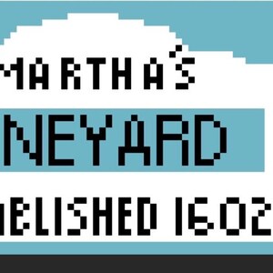 Puede incluir: Un letrero azul y blanco con el texto "Martha's Vineyard Established 1602".