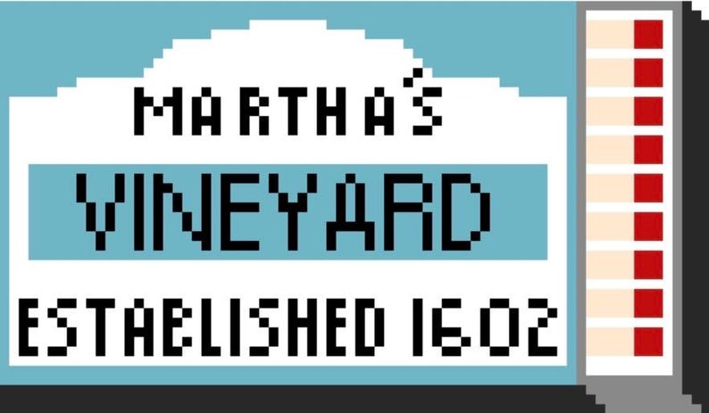 Puede incluir: Un letrero azul y blanco con el texto "Martha's Vineyard Established 1602".