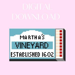 Puede incluir: Un letrero azul y blanco con el texto "Martha's Vineyard Established 1602". El letrero est&aacute; en un estilo pixelado, que recuerda a un videojuego vintage.