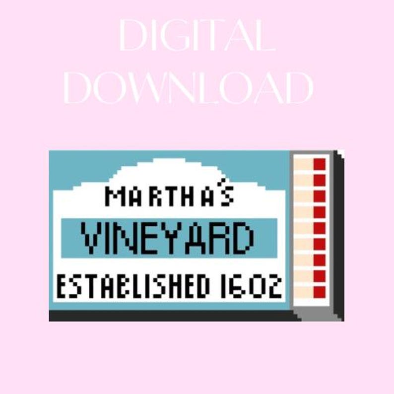 Puede incluir: Un letrero azul y blanco con el texto "Martha's Vineyard Established 1602". El letrero est&aacute; en un estilo pixelado, que recuerda a un videojuego vintage.
