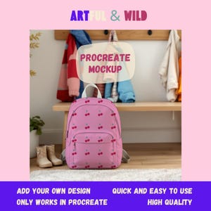 Könnte beinhalten: Rosa Rucksack-Mockup mit einem Kirschendruck. Der Text "PROCREATE MOCKUP" wird in einer Sprechblase über dem Rucksack angezeigt. Der Text "ADD YOUR OWN DESIGN" und "ONLY WORKS IN PROCREATE" wird unter dem Rucksack angezeigt. Der Text "QUICK AND EASY TO USE" und "HIGH QUALITY" wird unter dem Rucksack angezeigt.