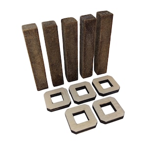 Könnte beinhalten: Sechs braune Holzblöcke mit rauer Textur und fünf quadratische Holzringe mit einem Loch in der Mitte.